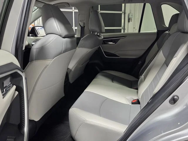 Used 2021 Silver Toyota XLE Premium image 6