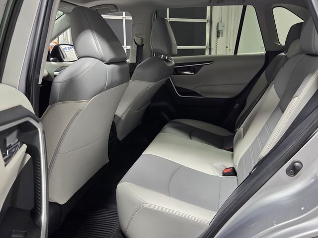 Used 2021 Silver Toyota XLE Premium image 6