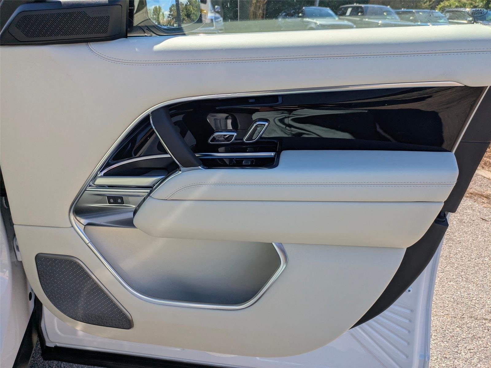 New 2026 Ostuni Pearl White Land Rover Autobiography image 33