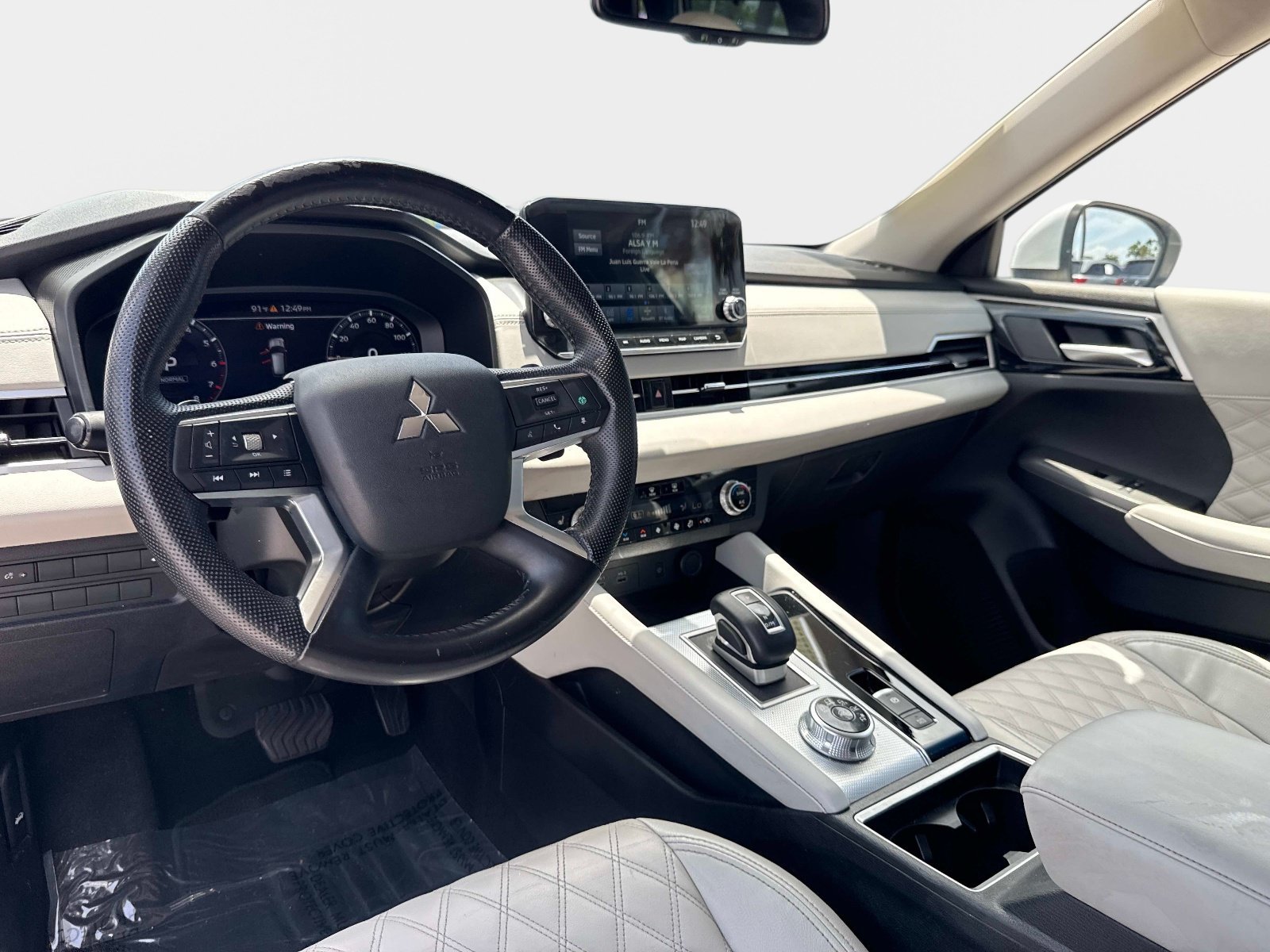 Used 2023 White Diamond Pearl Mitsubishi SEL image 16