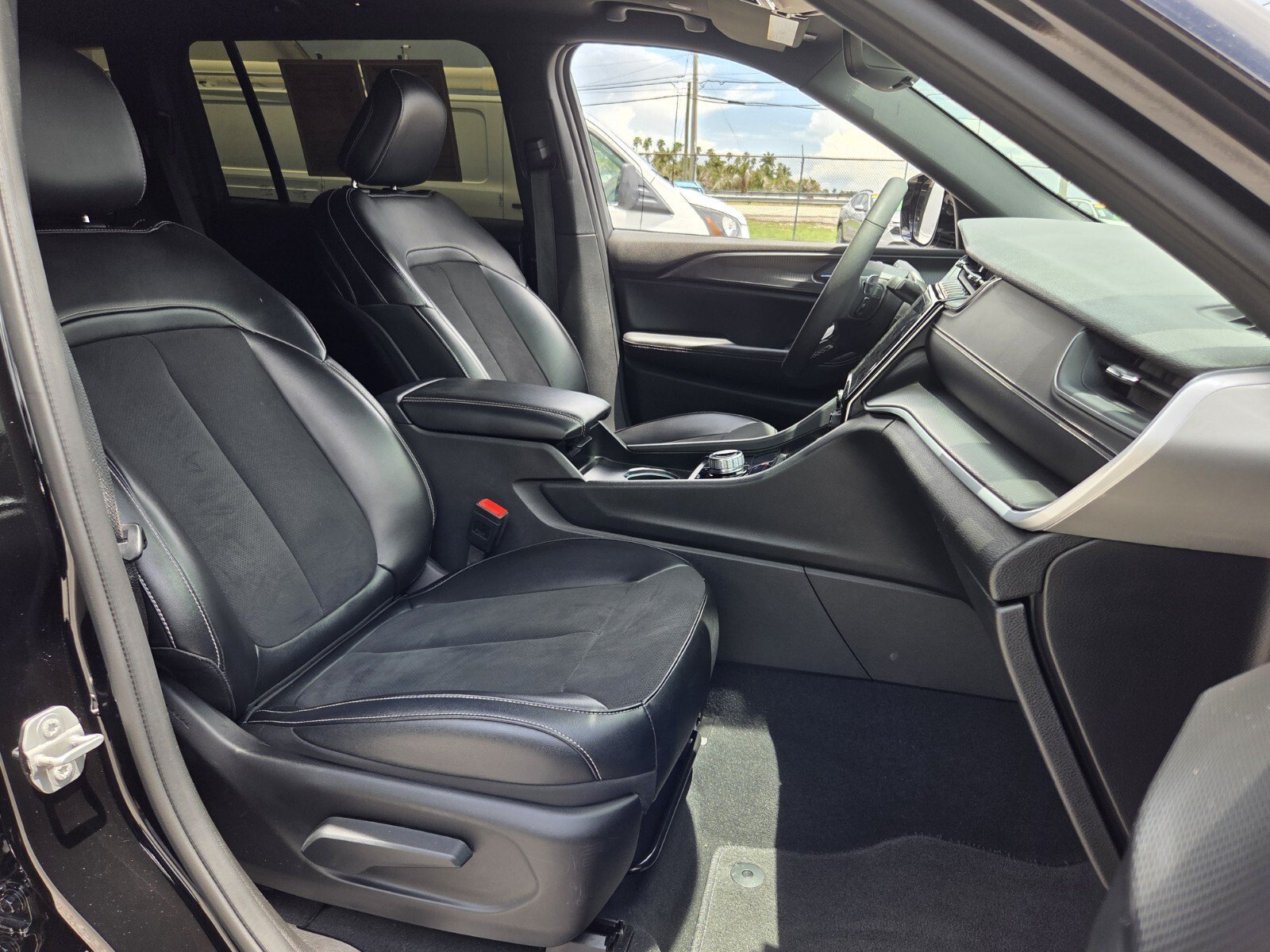 Used 2024 Diamond Black Crystal Pearlcoat Jeep Altitude X image 17