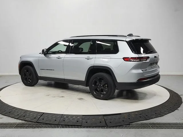 Used 2022 Silver Jeep Altitude image 6