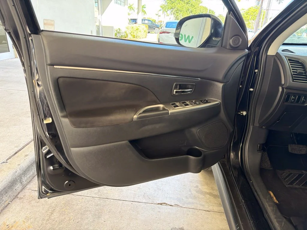 Used 2020 Black Mitsubishi  image 27