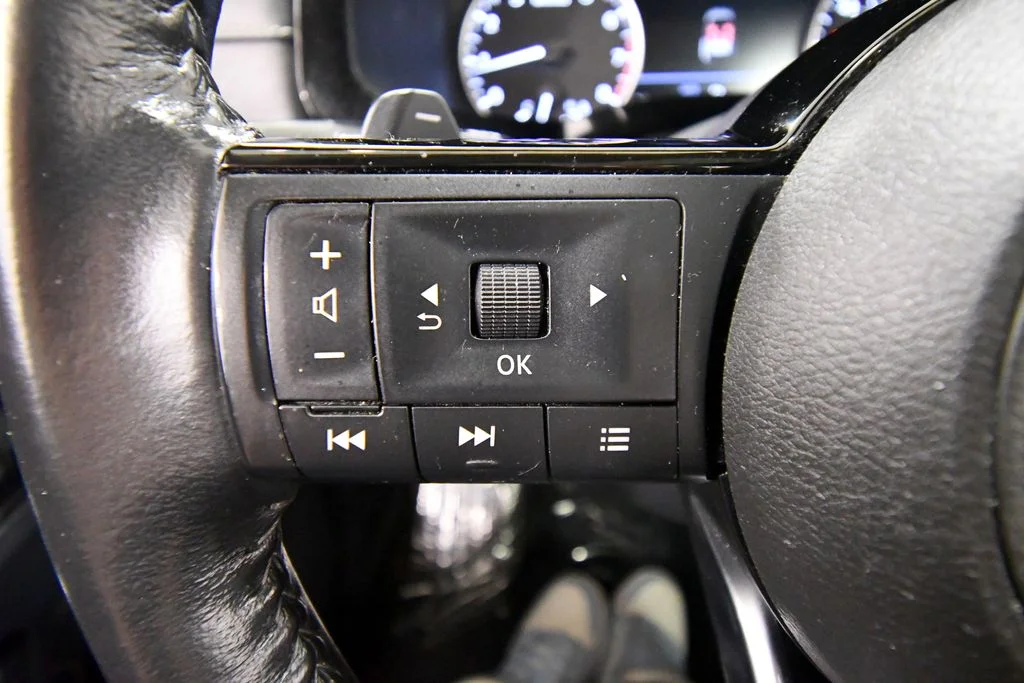 Used 2022 White Nissan SV image 21