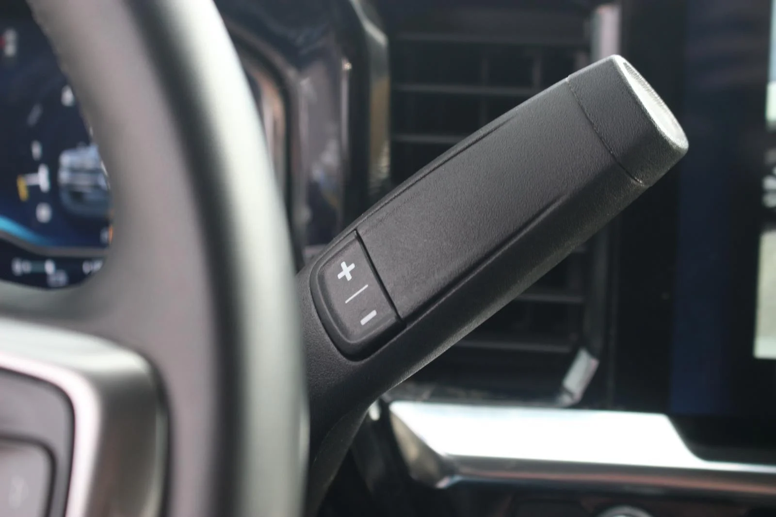 Used 2025 Summit White Chevrolet LT image 33