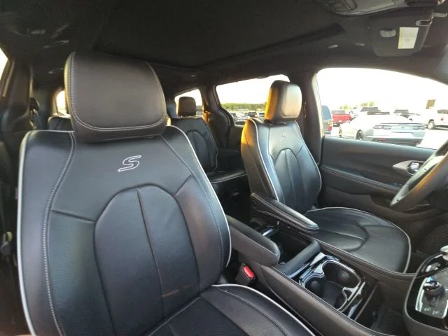 Used 2025 White Chrysler Limited image 23