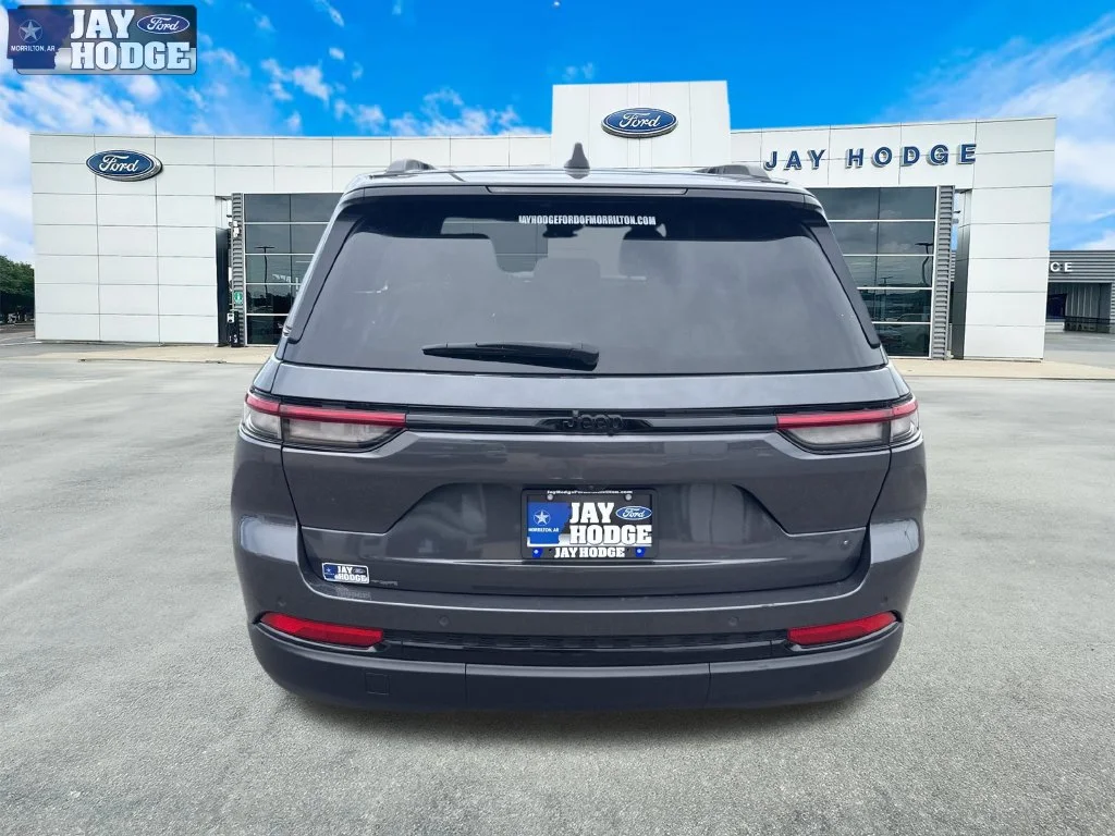 Used 2025 Gray Jeep Altitude image 5