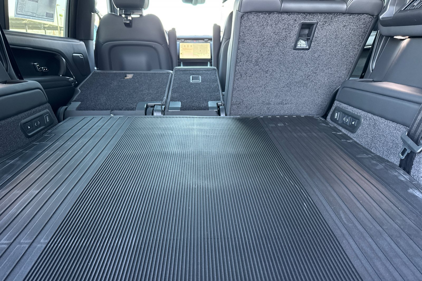 New 2027 Carpathian Grey Land Rover SE image 16