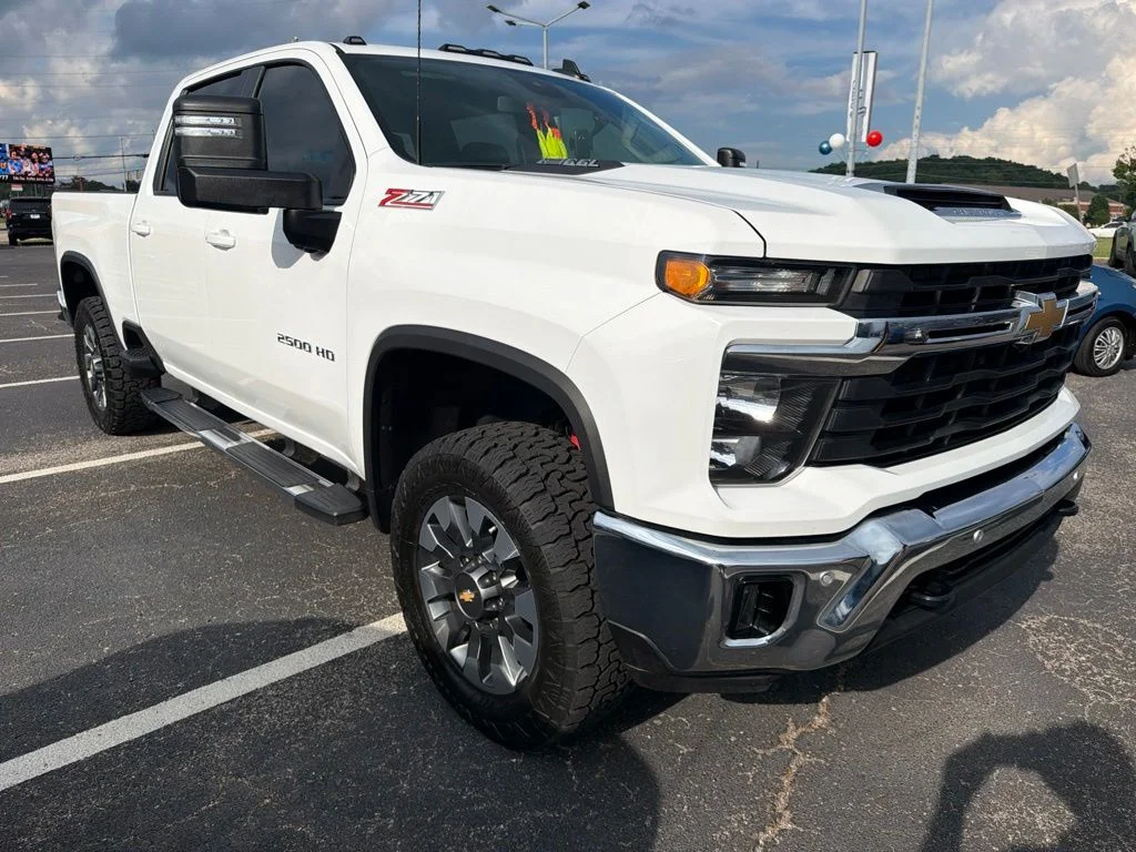 Used 2026 Summit White Chevrolet LT image 10