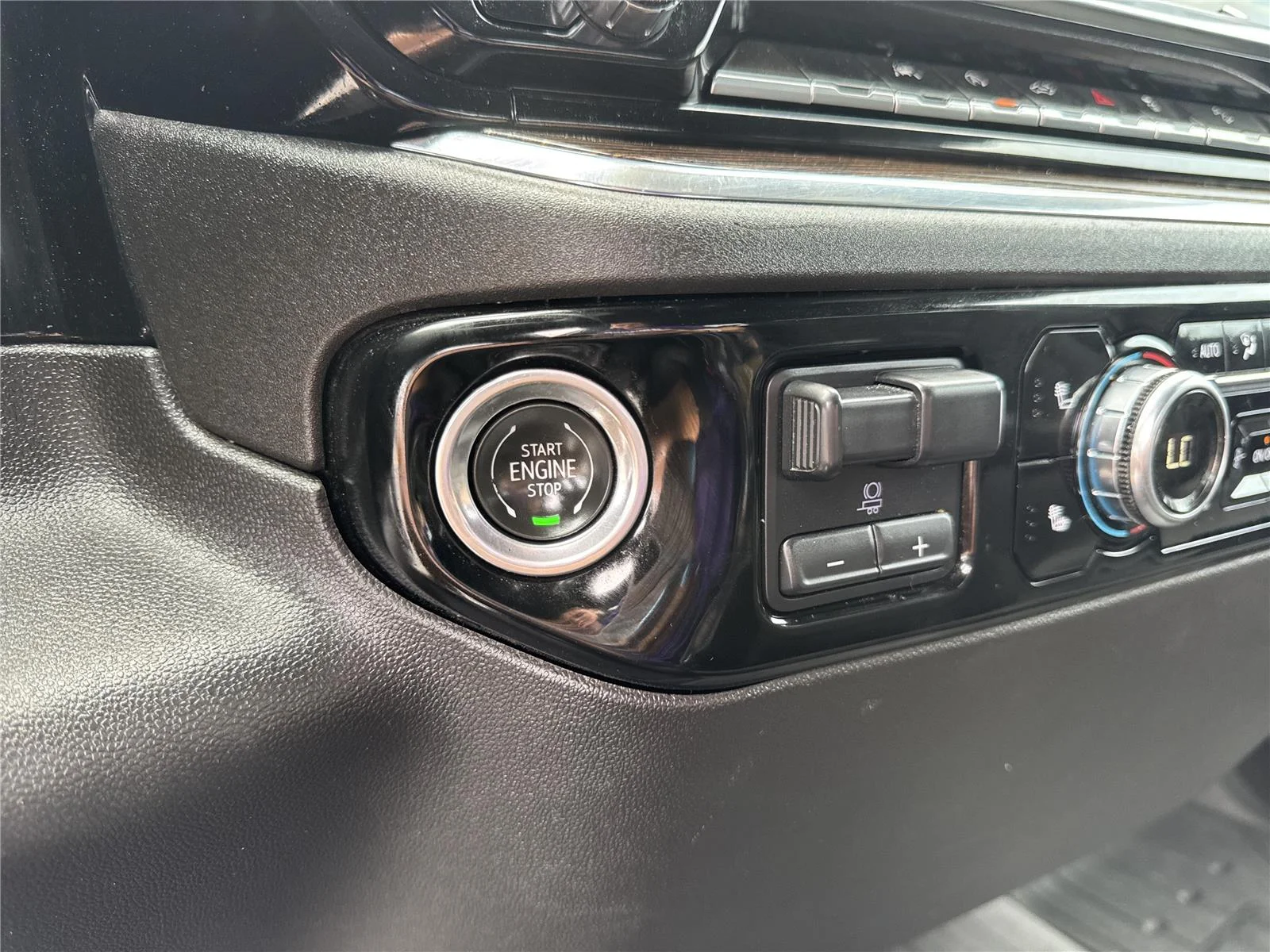 Used 2023 Summit White GMC SLE image 24