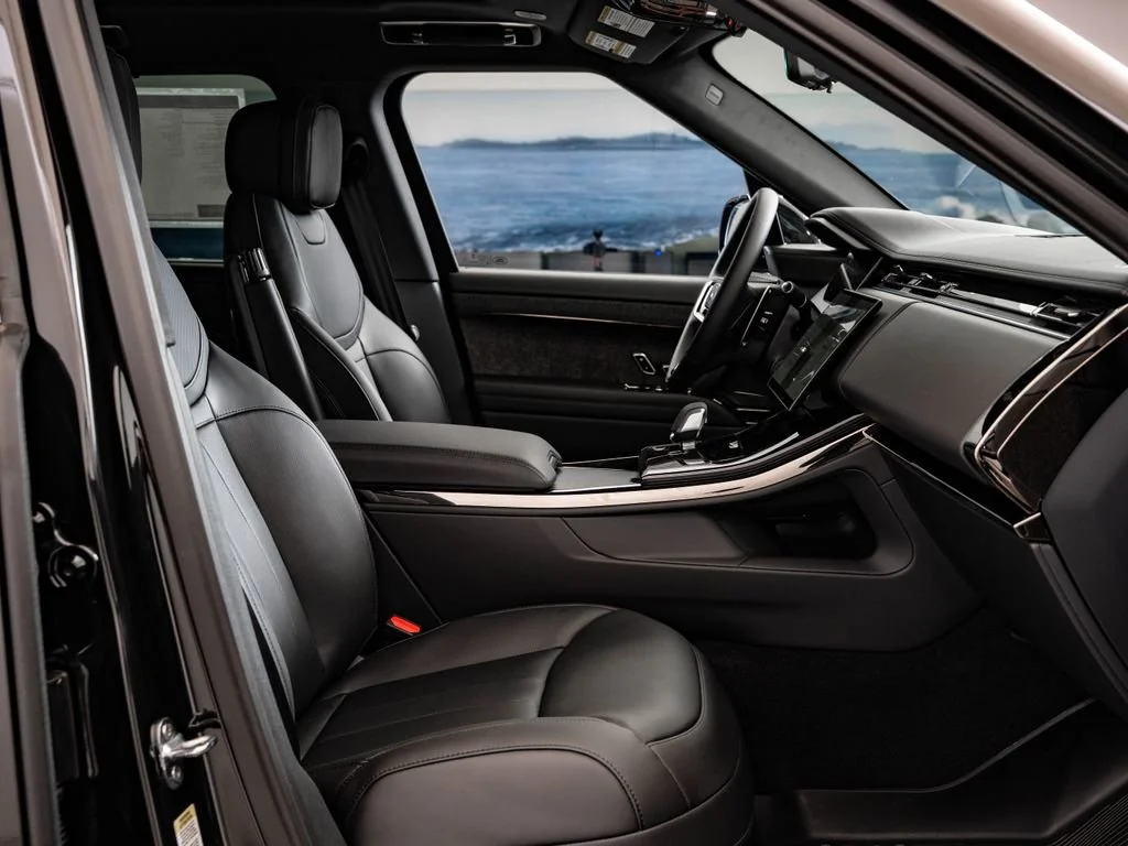 New 2026 Santorini Black Metallic Land Rover Dynamic SE image 26