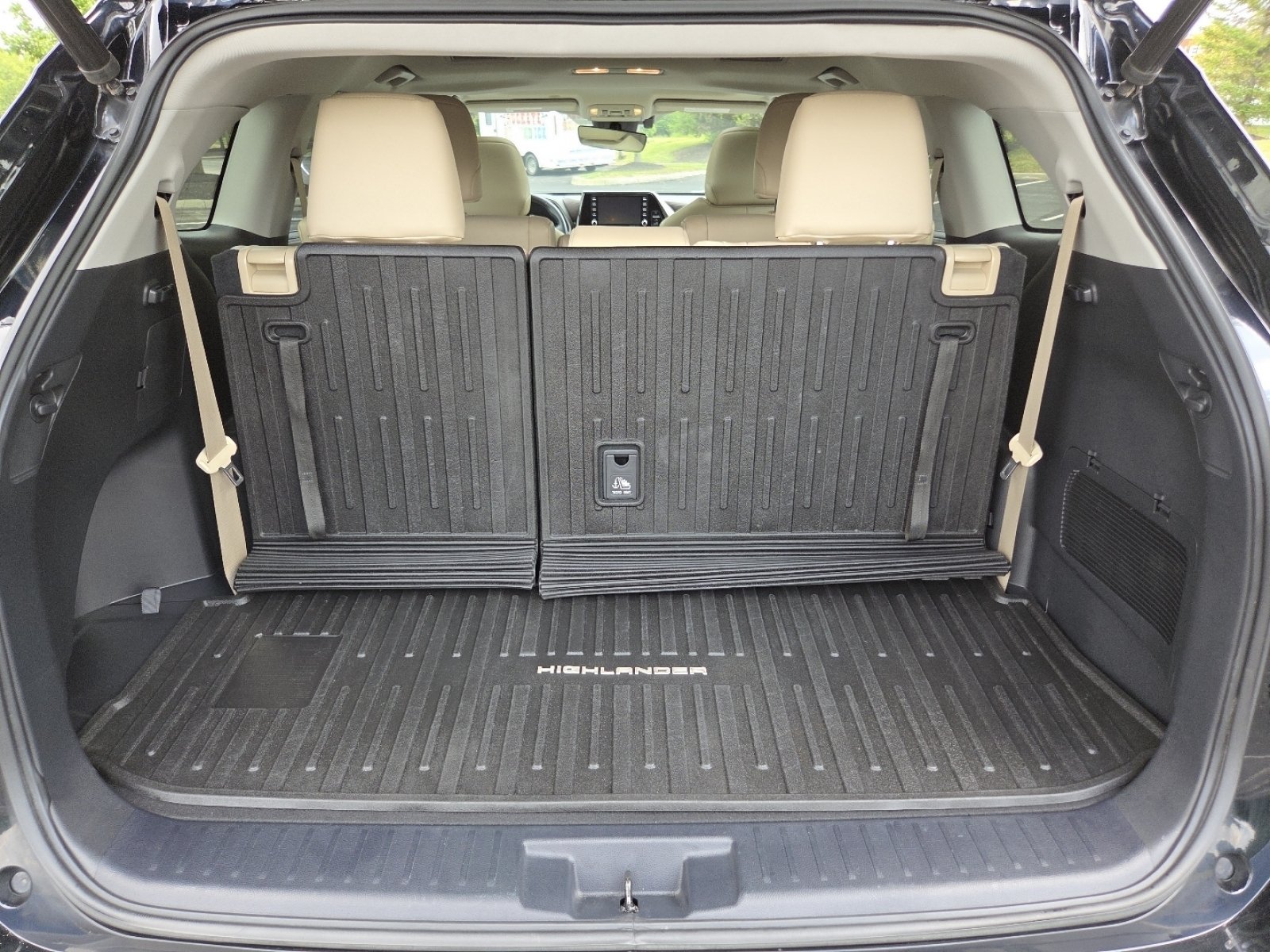 Used 2020 Midnight Black Metallic Toyota XLE image 25