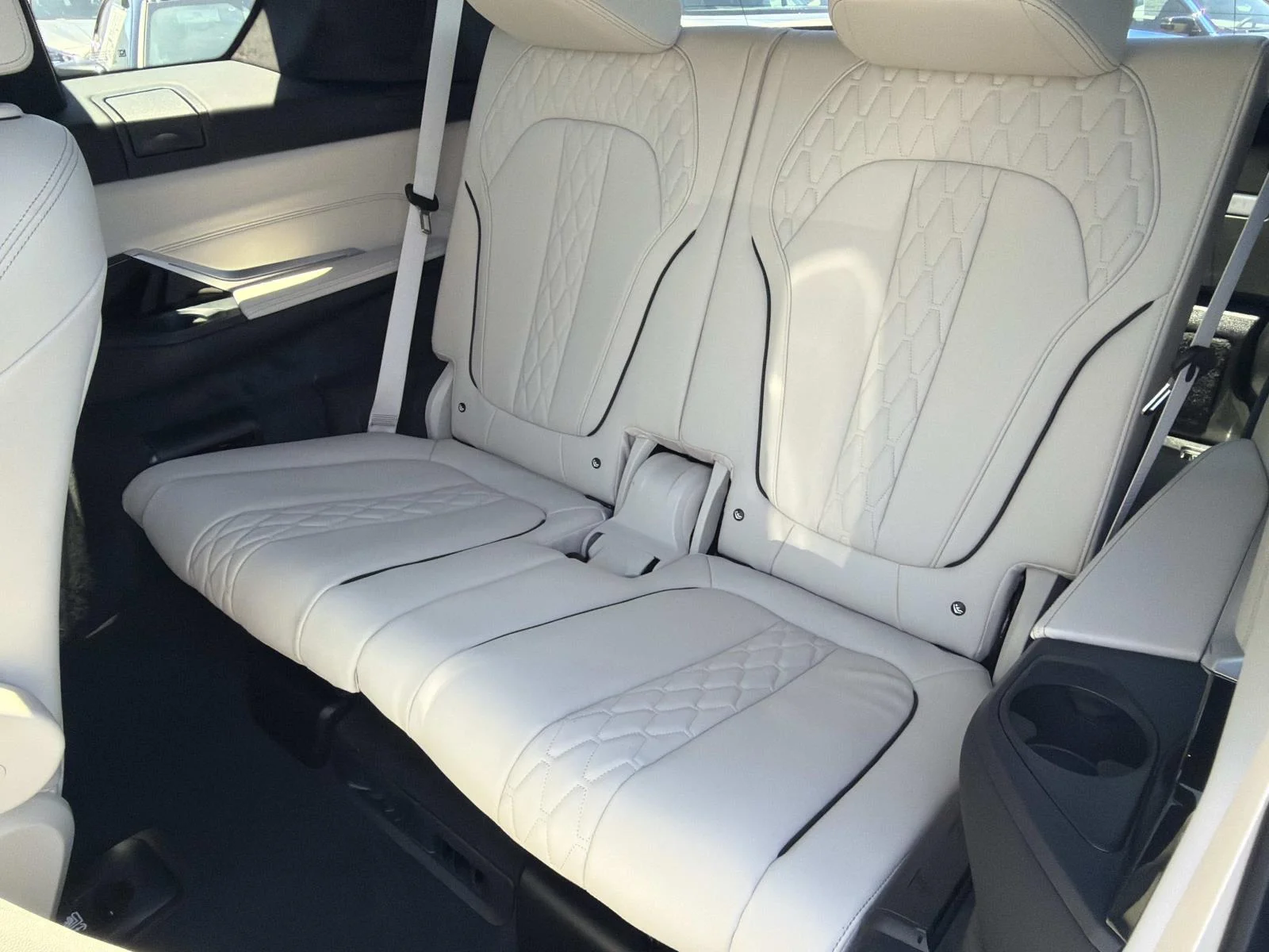 New 2026 Mineral White Metallic BMW ALPINA XB7 image 13