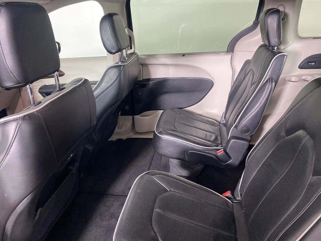 Used 2023 Ceramic Gray Clearcoat Chrysler Limited image 19