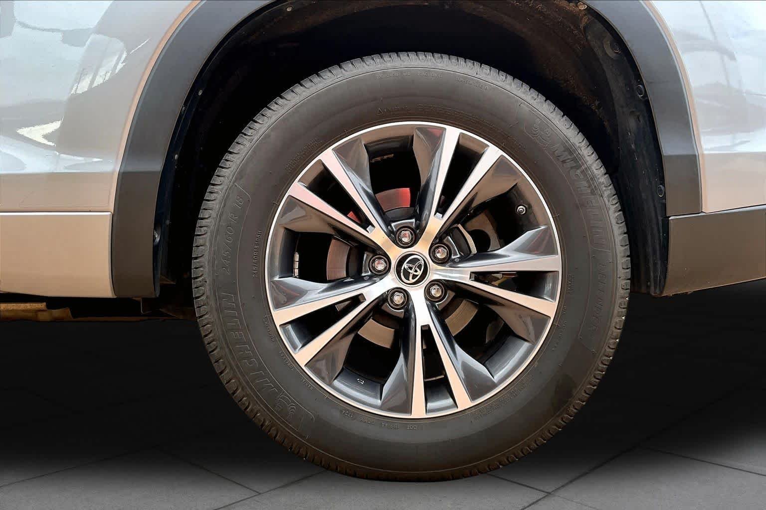 Used 2016 Silver Sky Metallic Toyota XLE image 11