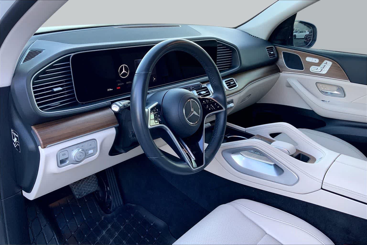 Used 2024 MANUFAKTUR Diamond White Metallic Mercedes-Benz GLE 450 image 17