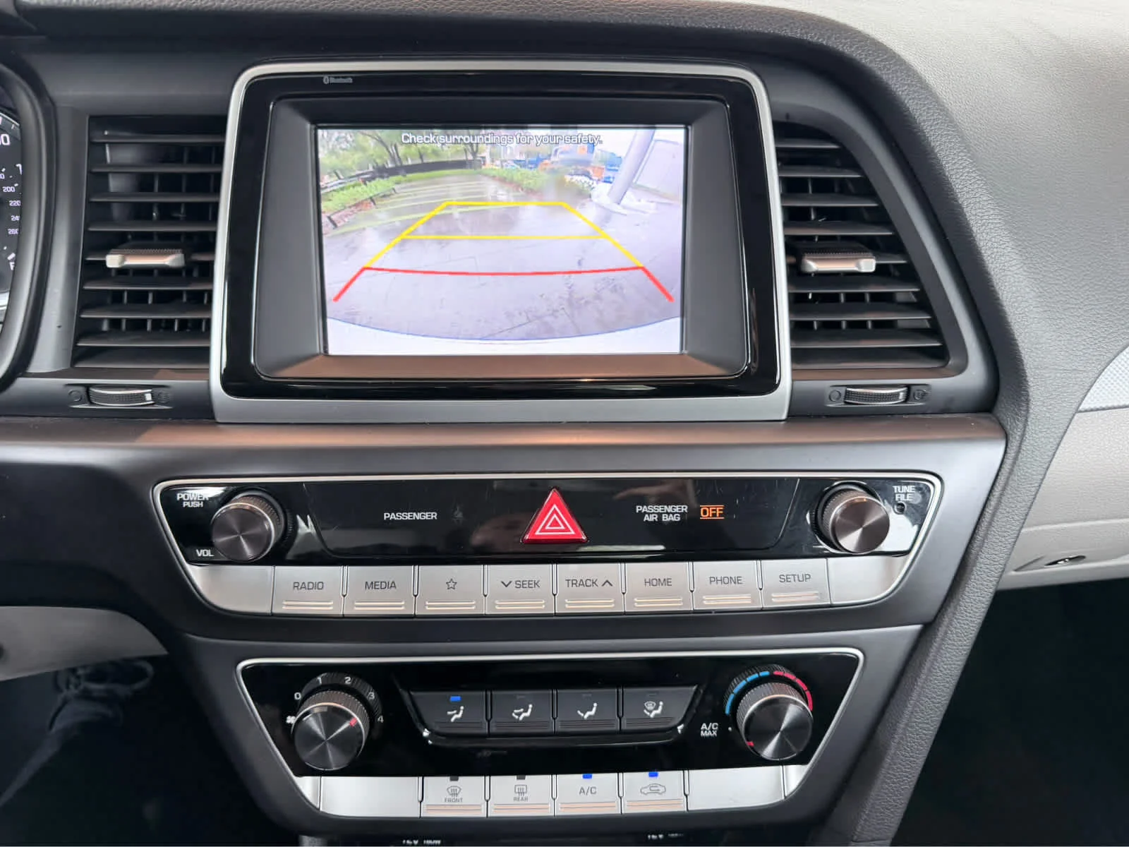 Used 2019  Hyundai SE image 12