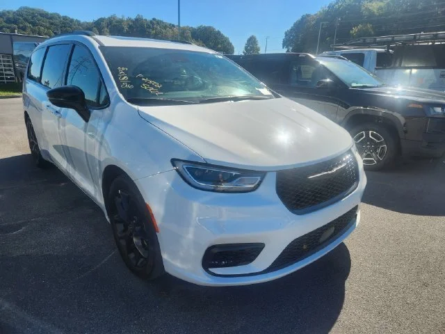 Used 2026 White Chrysler Limited image 3