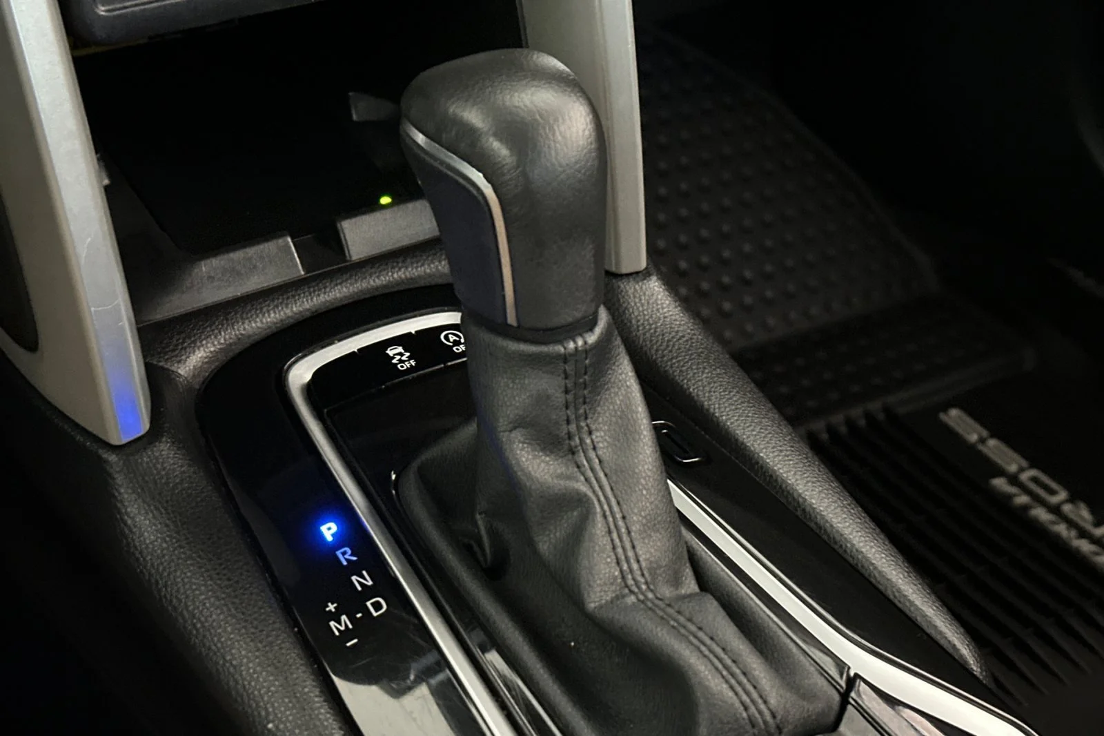 Used 2025 White Toyota XLE image 21