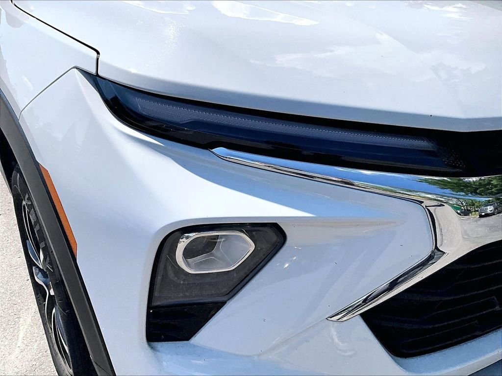 Used 2025 Summit White Chevrolet LT image 32