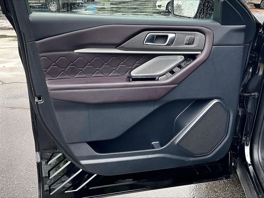 Used 2025 Black Metallic Ford Platinum image 9