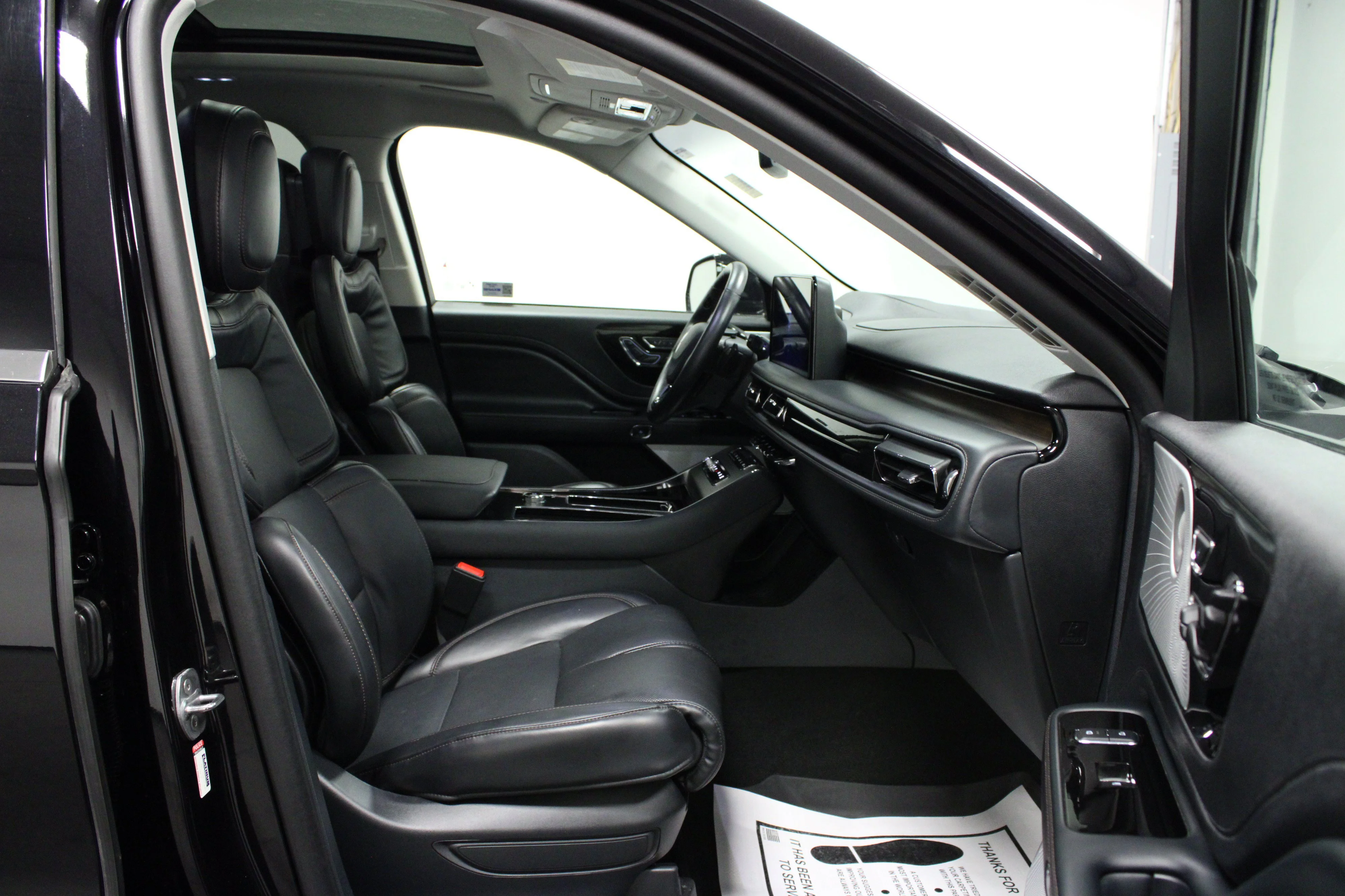 Used 2025 Infinite Black Metallic Clearcoat Lincoln Reserve image 17