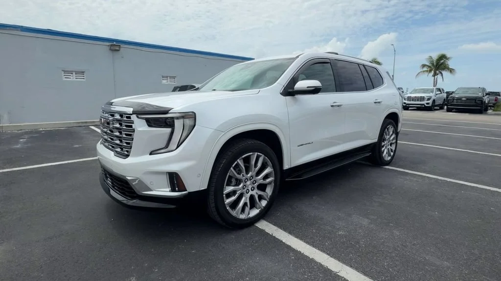 Used 2025 White Frost Tricoat GMC Denali image 4