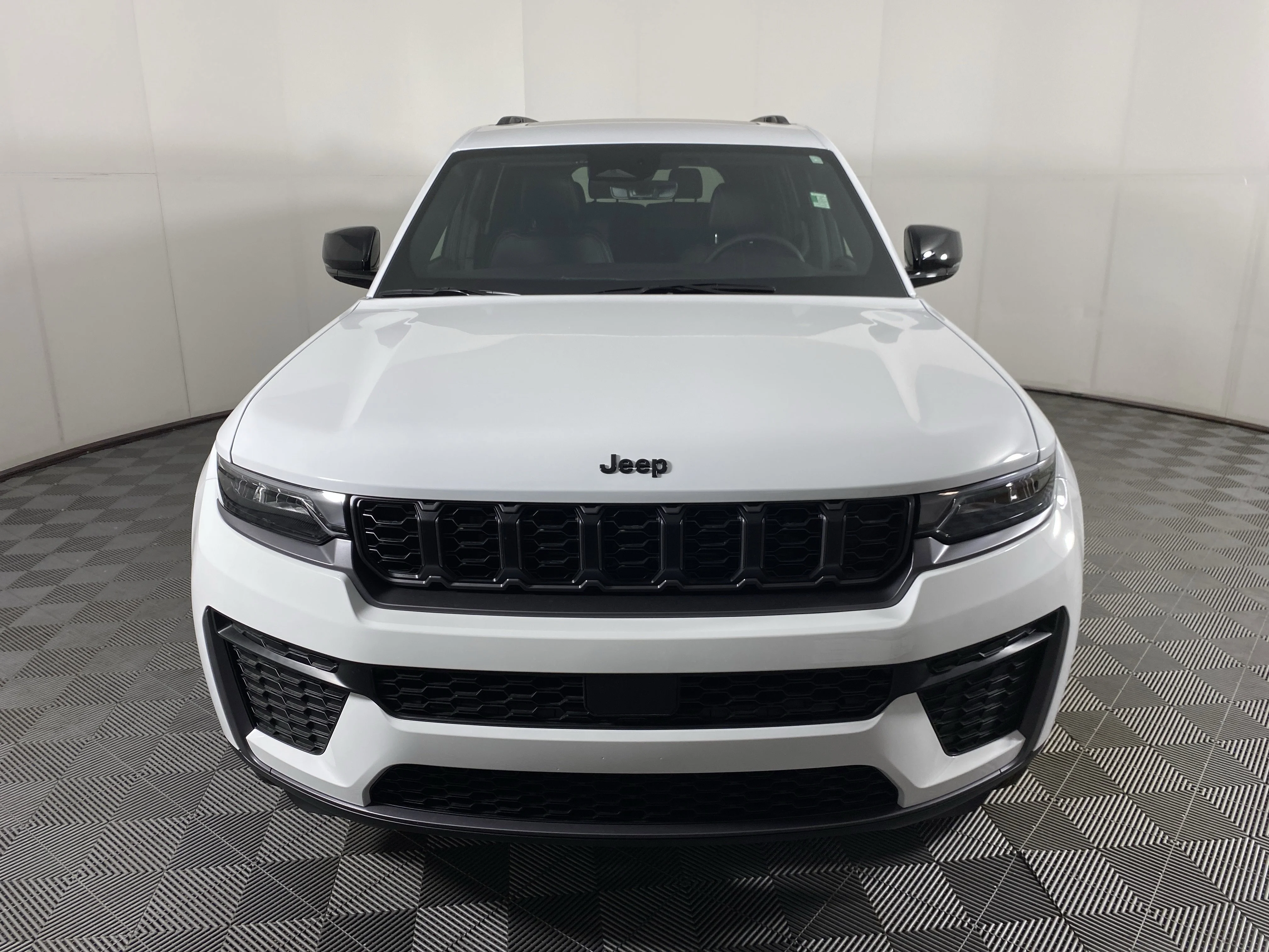New 2026 Bright White Clear-Coat Exterior Paint Jeep Laredo image 12