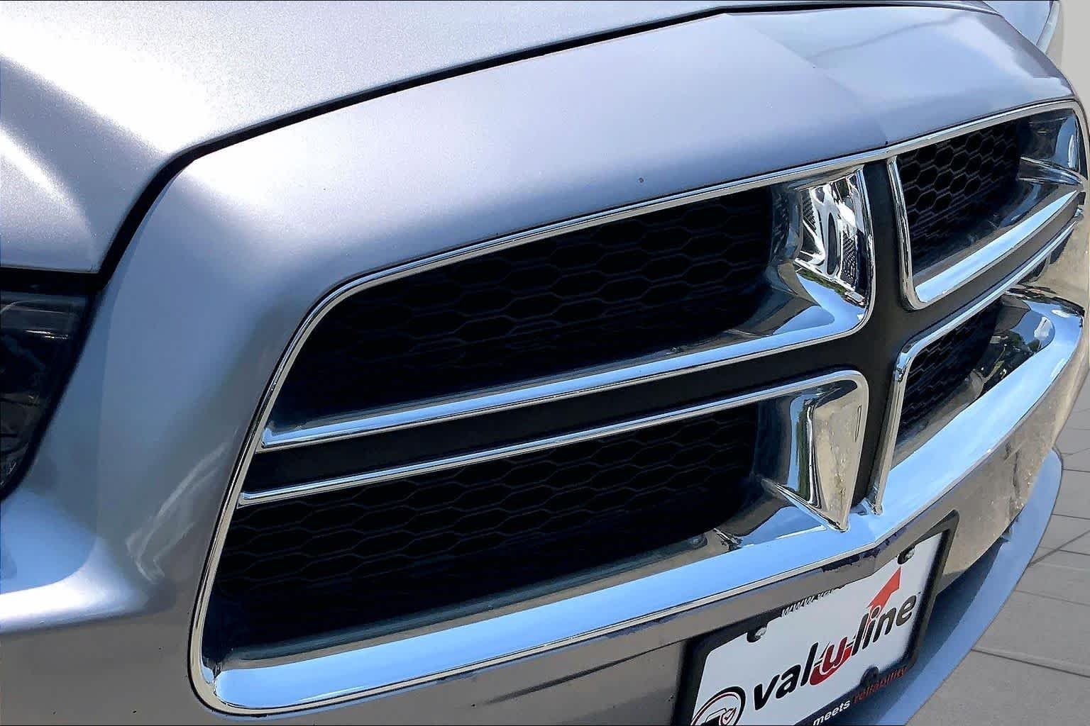 Used 2014 Billet Silver Metallic Clearcoat Dodge SE image 30