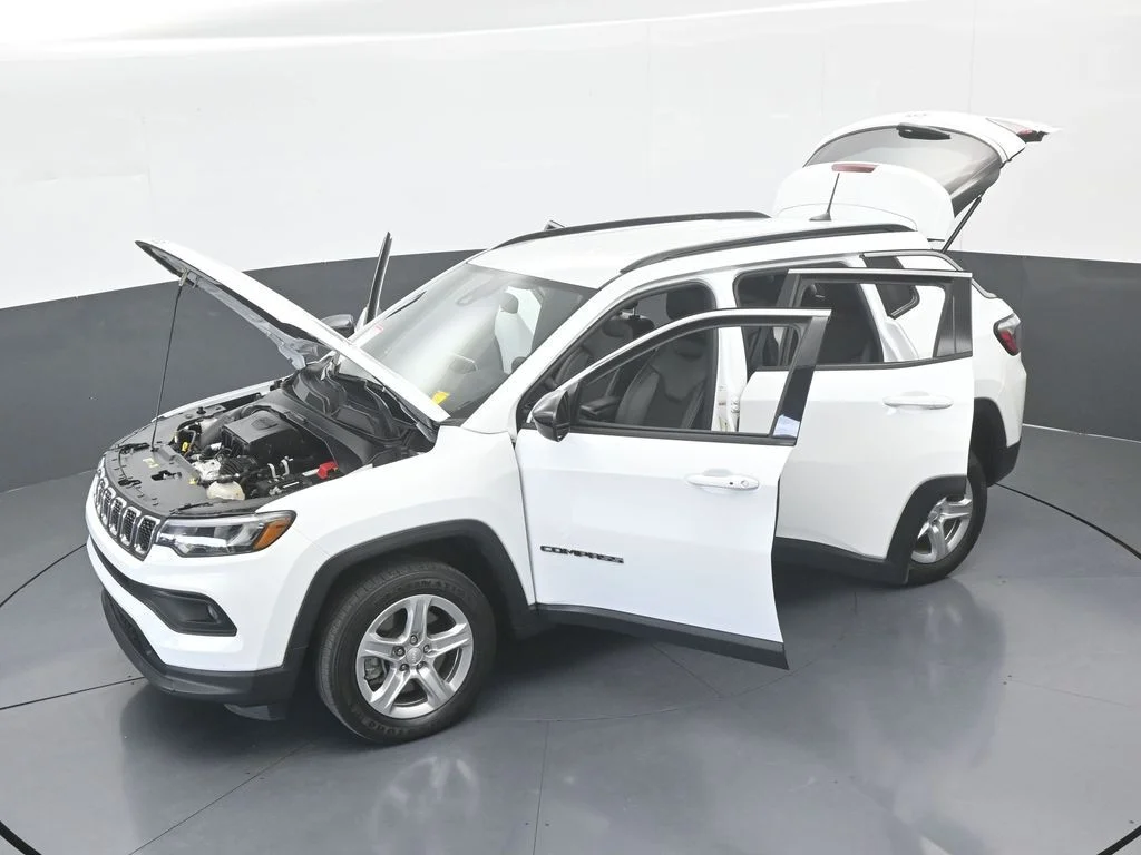 Used 2023 Bright White Clearcoat Jeep Latitude image 27