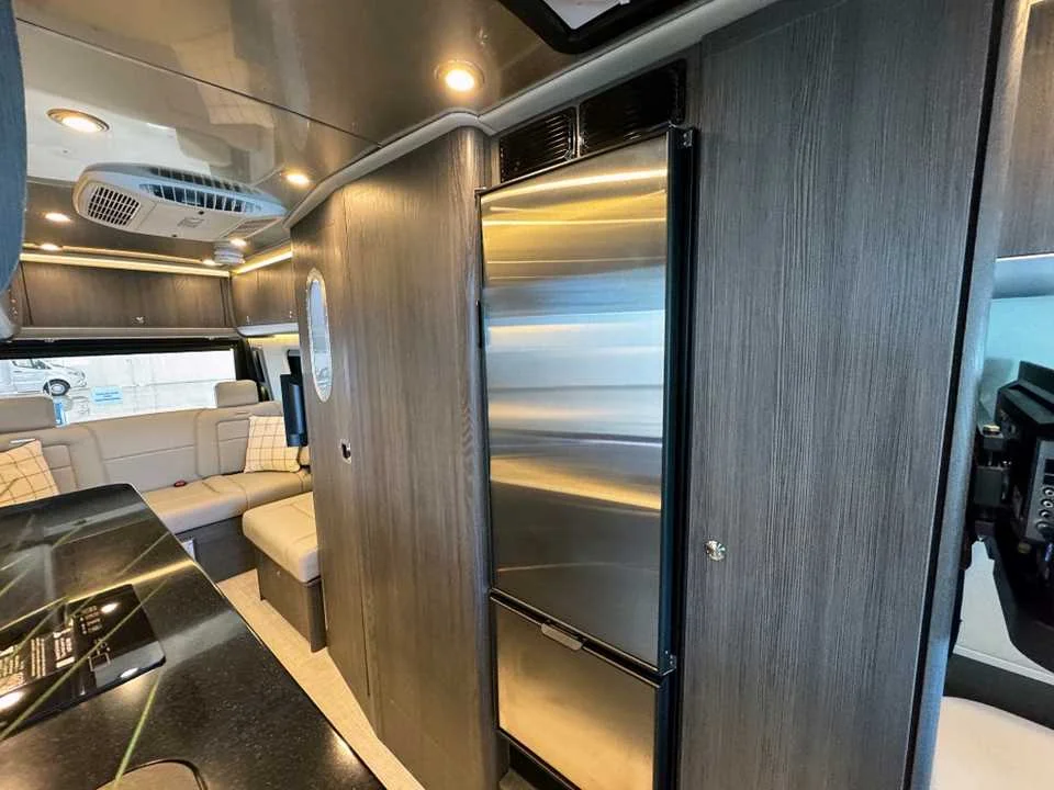 New 2025 Tenorite Gray Metallic AIRSTREAM  image 9