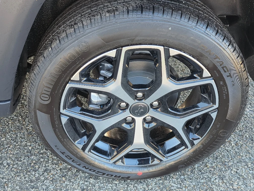 Used 2026 Diamond Black Crystal Pearl Coat Jeep Limited image 5