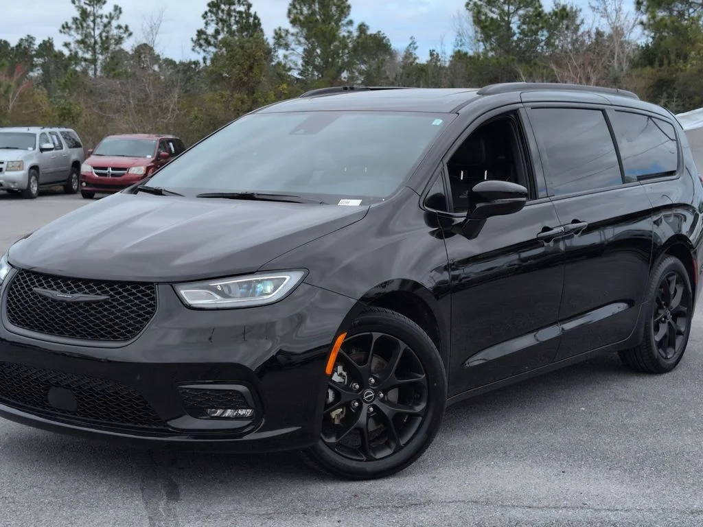 Used 2025 Black Chrysler Limited image 1