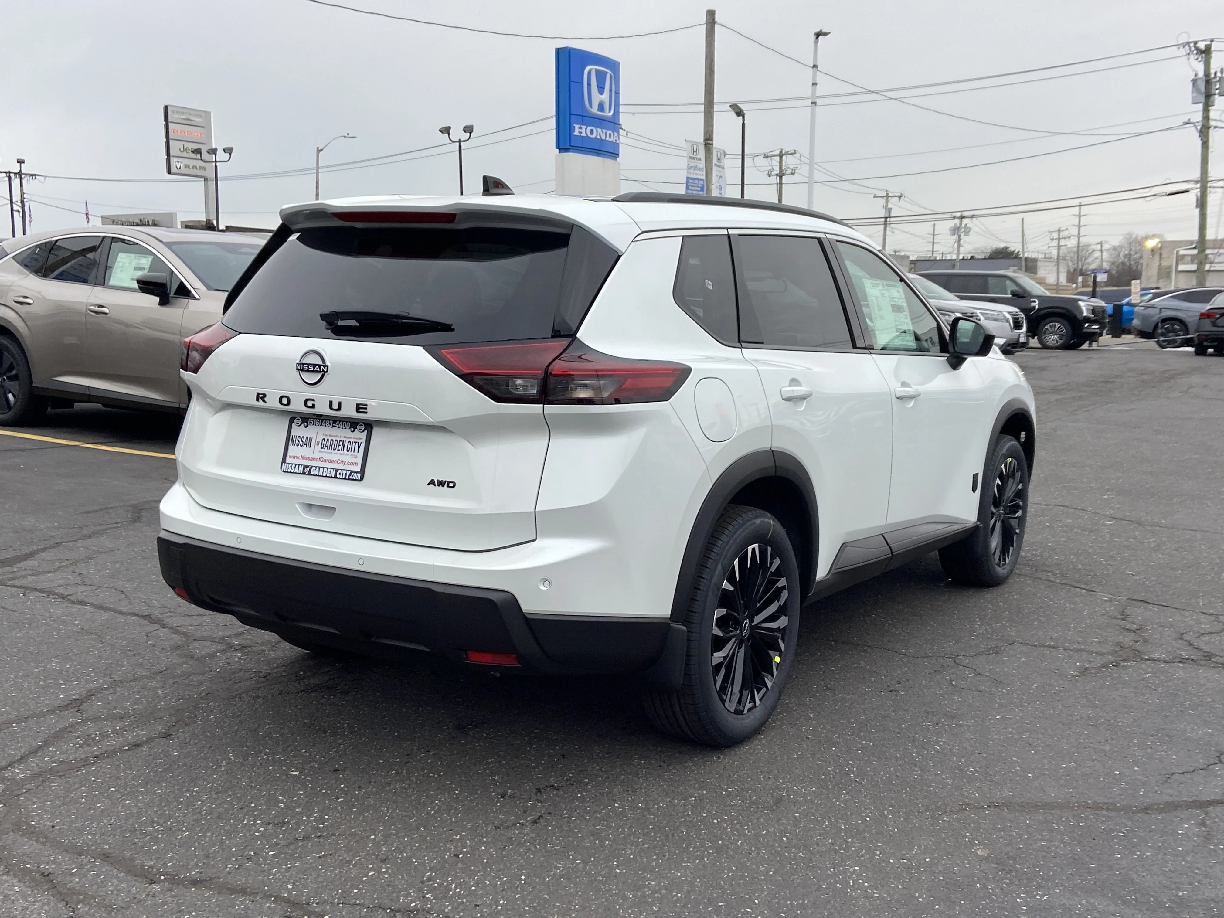 New 2026 Everest White Pearl Tricoat Nissan Dark Armor image 4