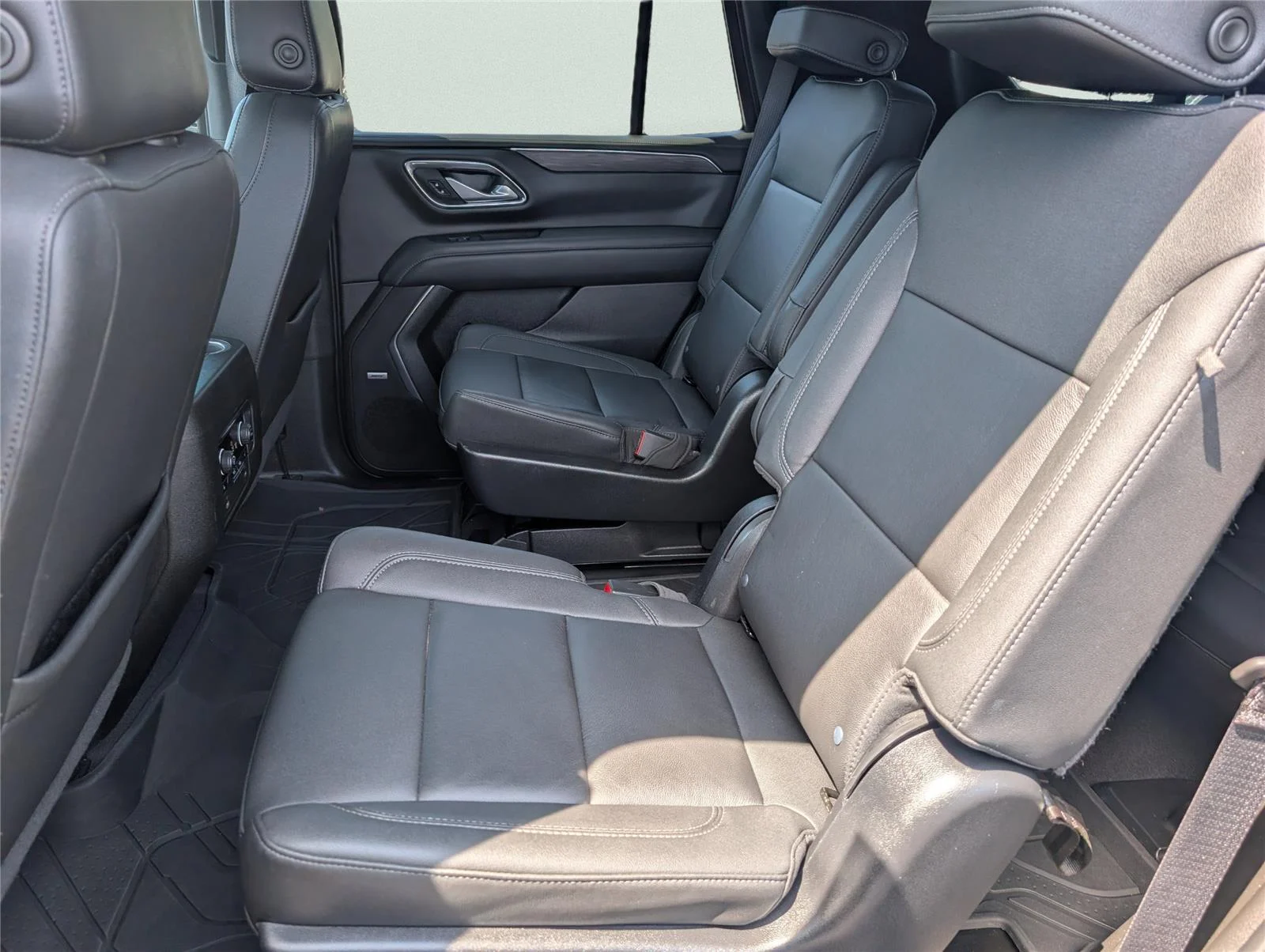 Used 2022 Black Chevrolet Z71 image 28