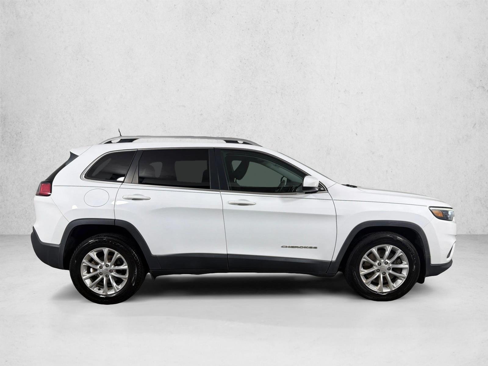 Used 2019 Bright White Clearcoat Jeep Latitude image 2