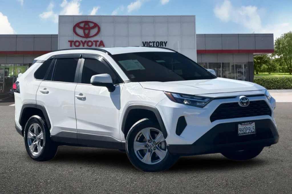 Used 2023 Ice Toyota XLE image 2