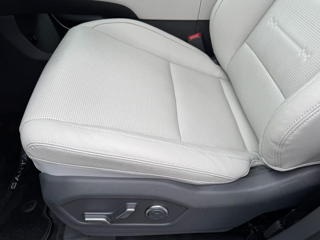2025 Hyundai Santa Fe Limited - Photo 16