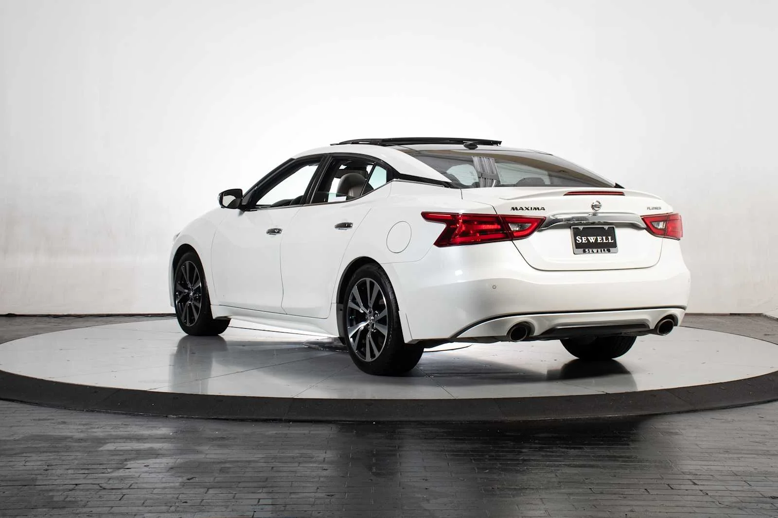 Used 2017 Pearl White Nissan Platinum image 4