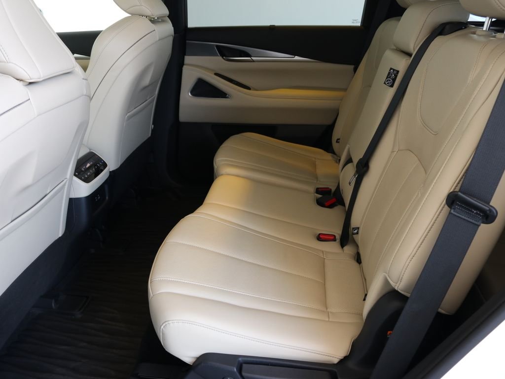 Certified Used 2025 White INFINITI LUXE image 31