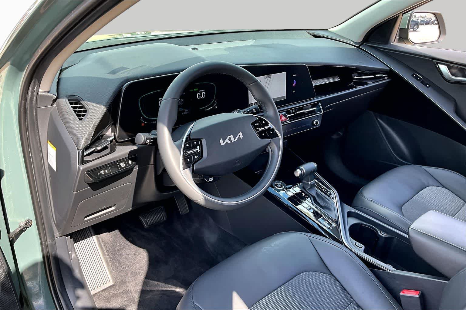 Used 2023 Cityscape Green Kia EX image 31