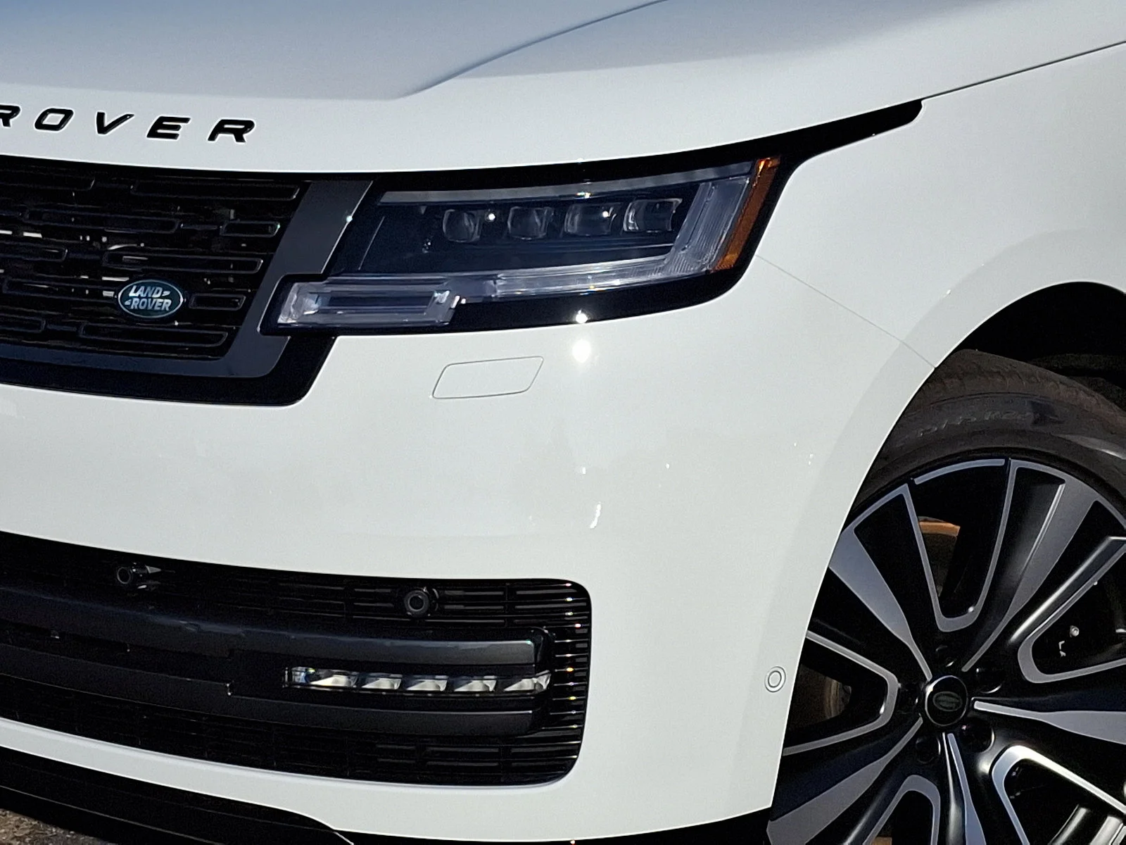 New 2025 Fuji White - 1AA Land Rover Autobiography image 9