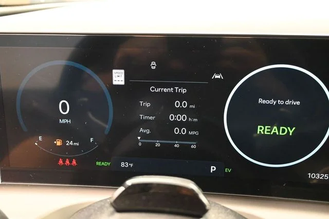 Used 2025 Gray Hyundai SEL Convenience image 21