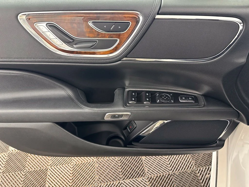 Used 2018 White Lincoln Select image 20