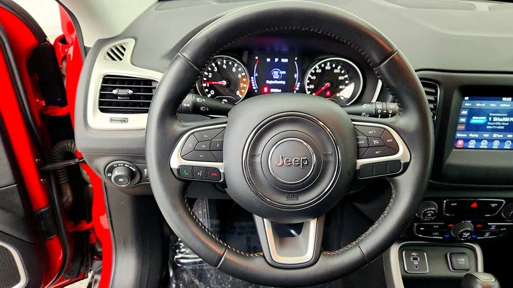 Used 2019 Redline Pearlcoat Jeep Latitude FWD image 13