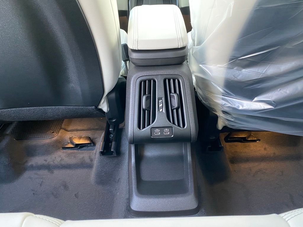 New 2026 Mineral White Metallic BMW xDrive28i image 9