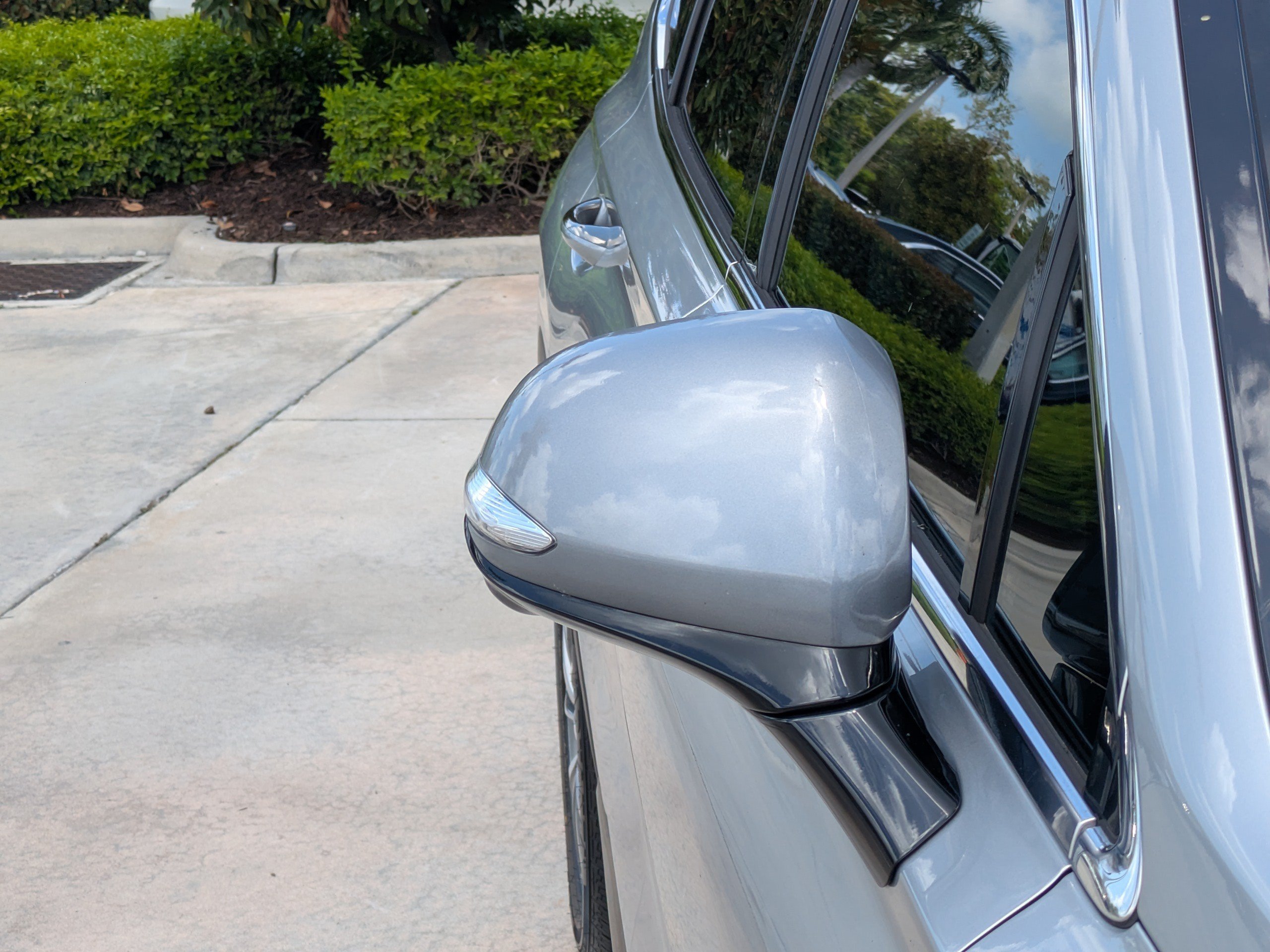 Used 2020 Shimmering Silver Pearl Hyundai LIMITED image 8