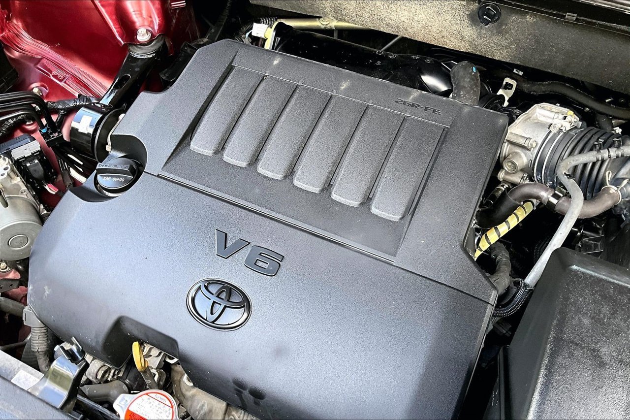 Used 2016 Red Toyota XLE V6 image 32