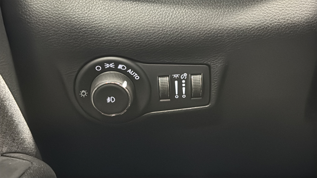 Used 2023 Granite Crystal Metallic Clearcoat Jeep Latitude image 30