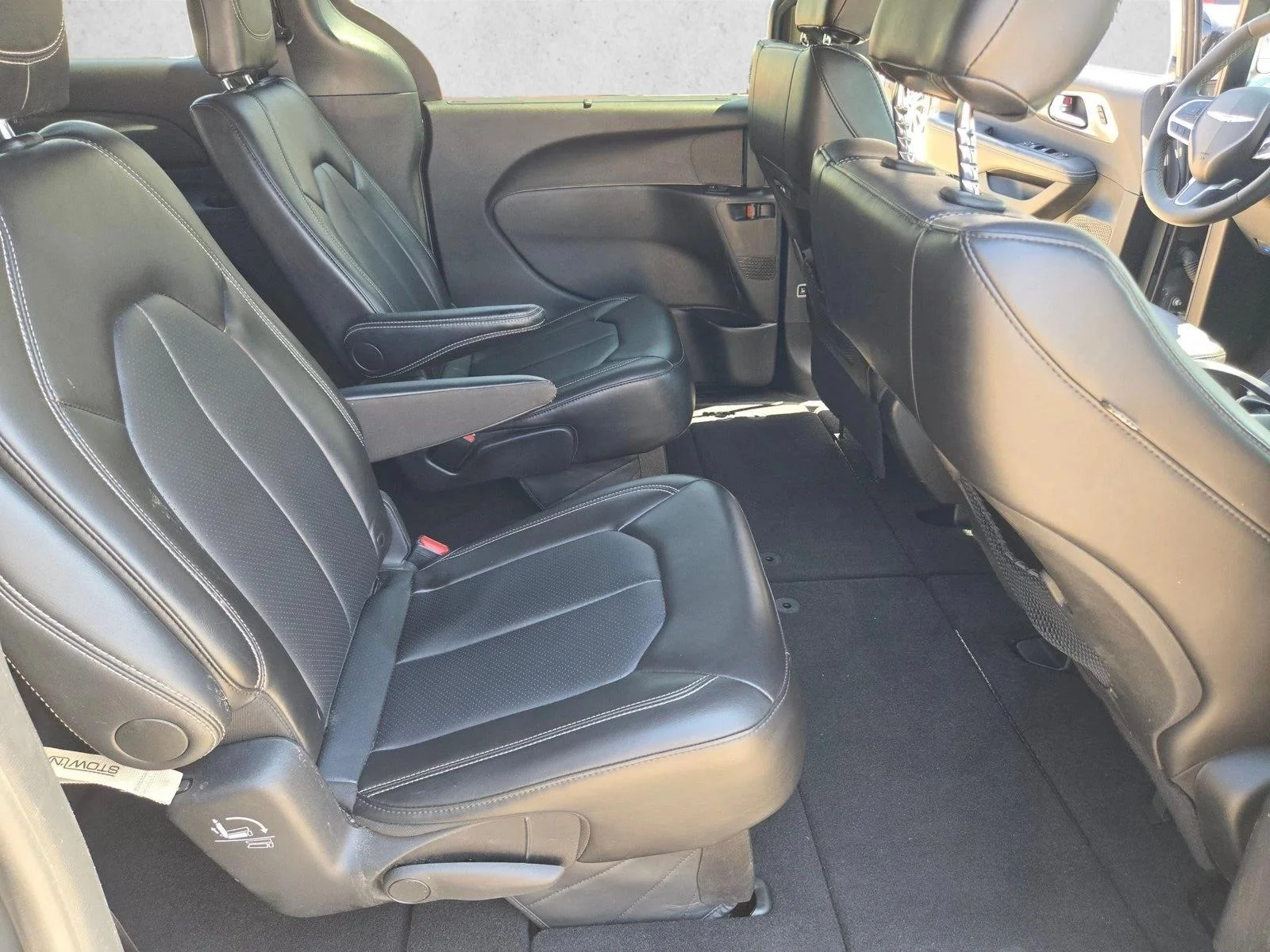 Used 2025 Ceramic Gray Clearcoat Chrysler Select image 19